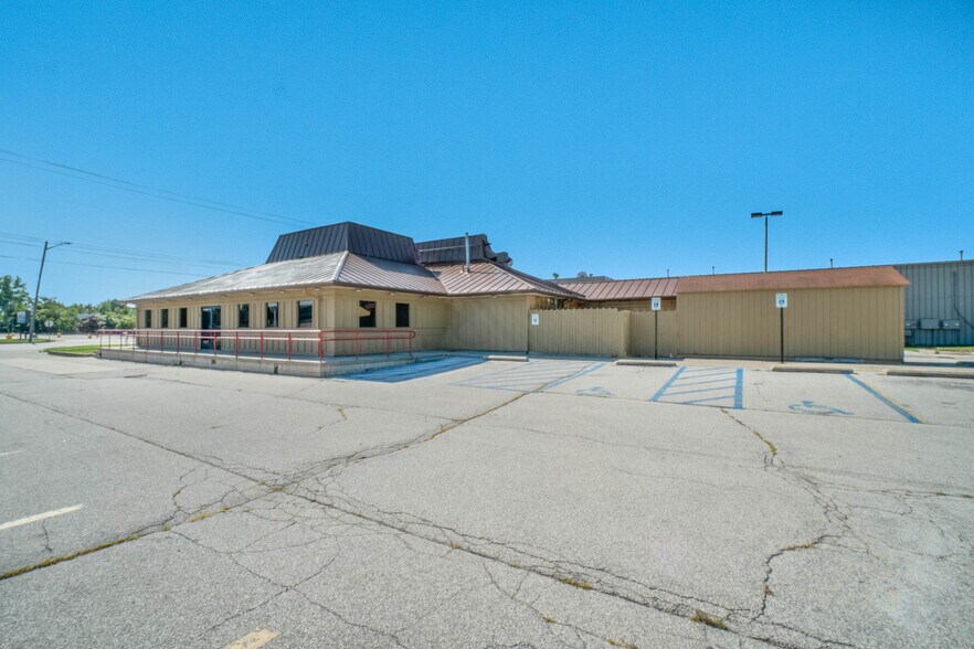 More Photos Of 3199 Bay Rd, Saginaw Restaurant For Lease