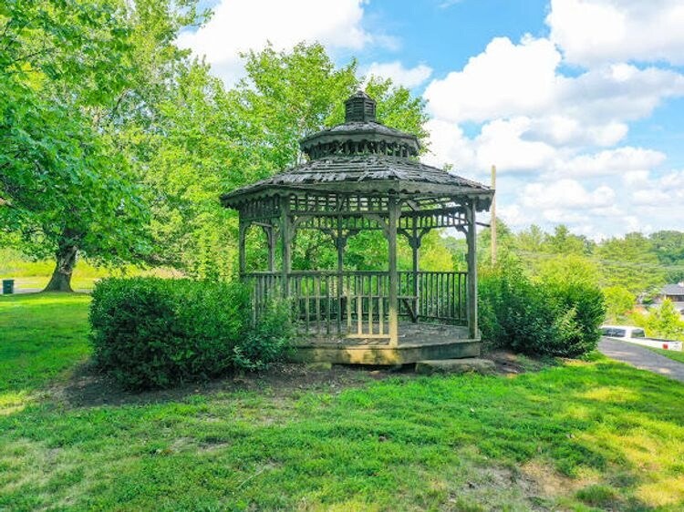 More Photos Of 853 E 4th St, London Office For Sale