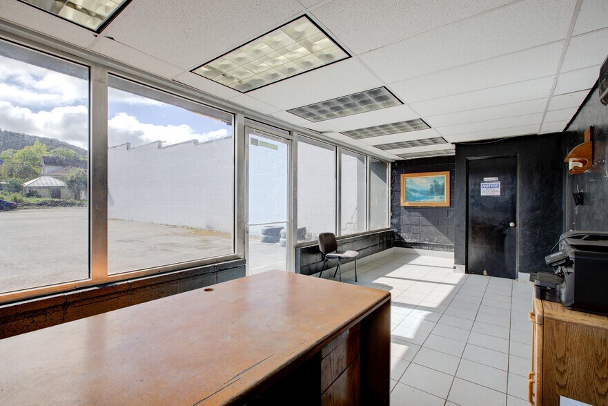 More Photos Of 1328 SE Stephens St, Roseburg Auto Dealership For Sale