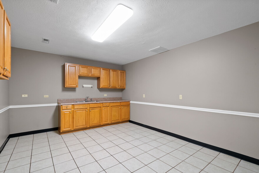 More Photos Of 1799 Alpine Dr, Clarksville Warehouse For Lease