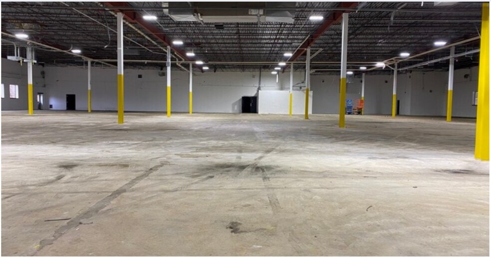 More Photos Of 900 Business Center Dr, Horsham Township Light Distribution For Sale