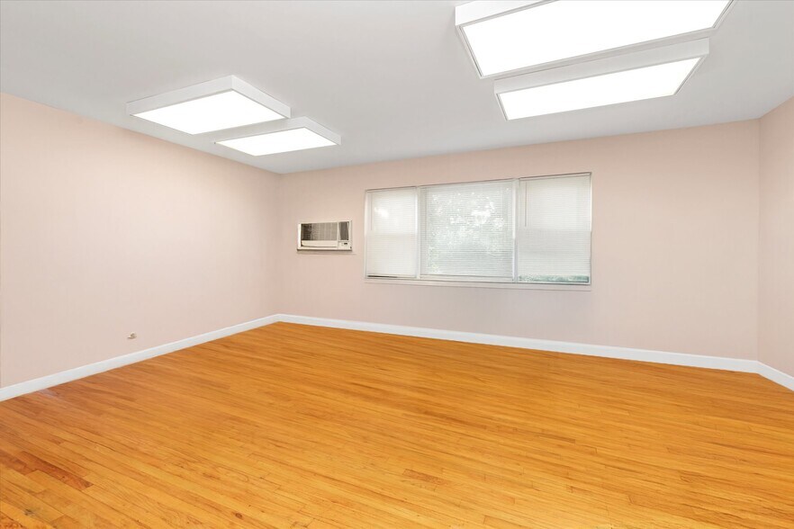 More Photos Of 2815 Bayside Ln, Flushing Office For Sale