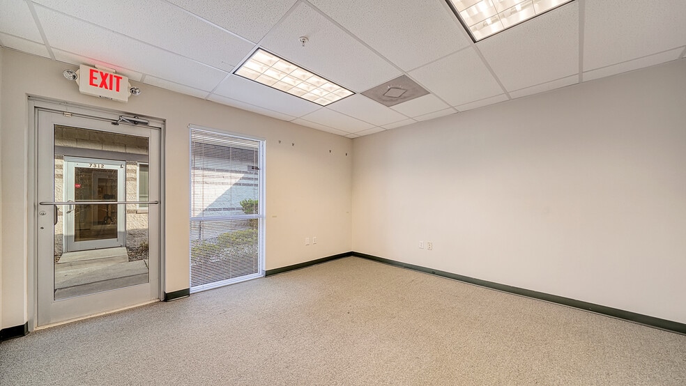 More Photos Of 7316-7320 Delainey Ct E, Sarasota Office Residential For Sale
