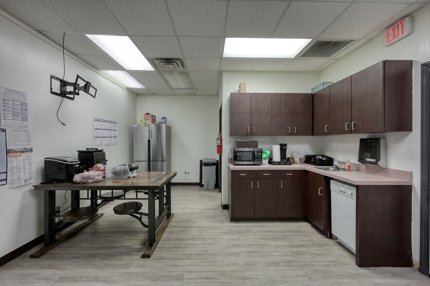 More Photos Of 508 Bryant Rd, Conroe Manufacturing For Sale