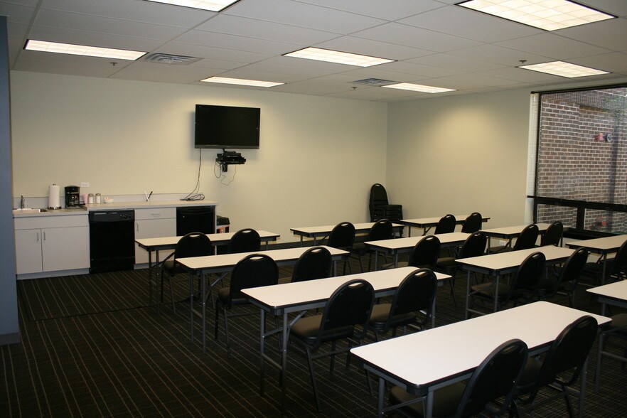 More Photos Of 2777 Finley Rd, Downers Grove Office For Lease