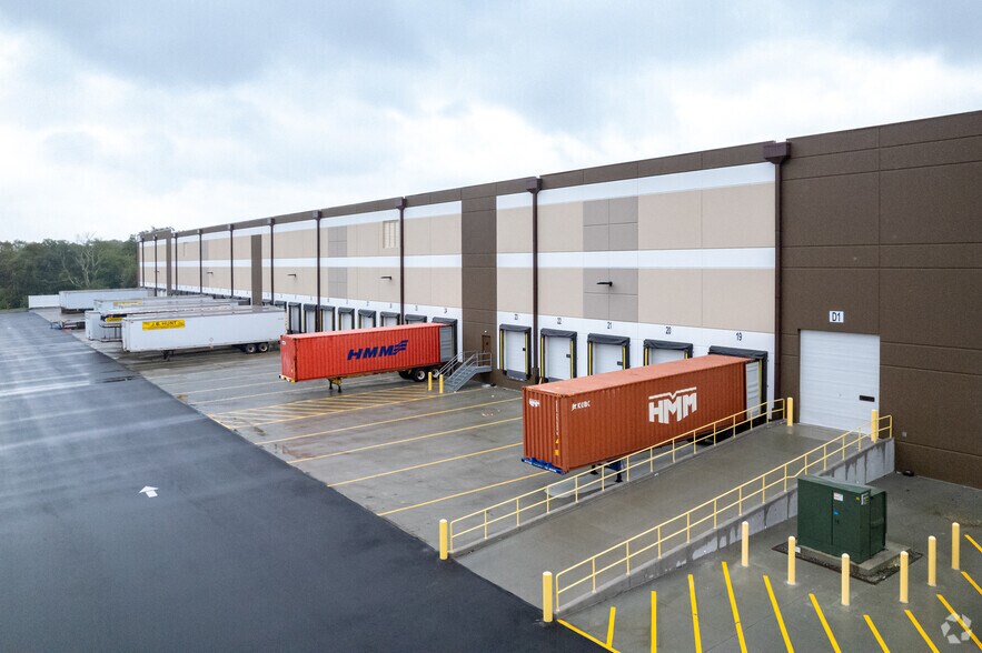 More Photos Of 200 S Pemberton Rd, Pemberton Distribution For Lease