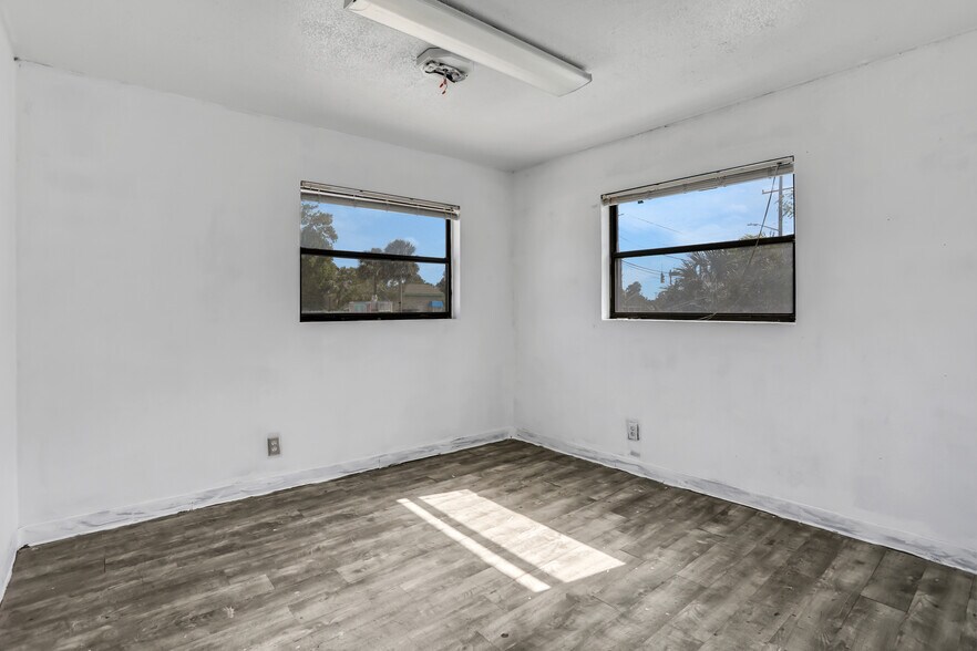 More Photos Of 6406 Merrill Rd, Jacksonville Office For Sale