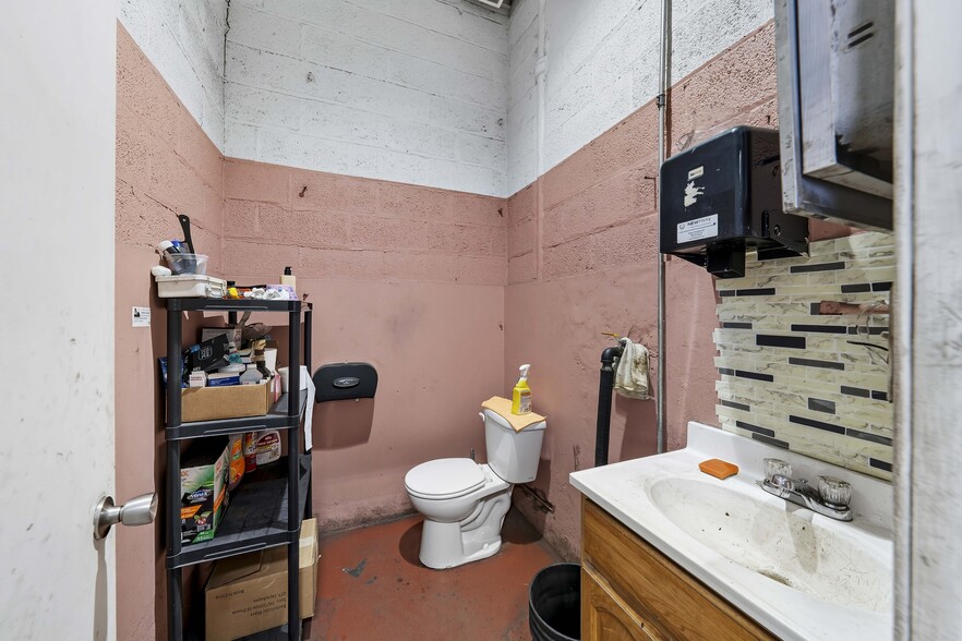 More Photos Of 370-376 Adams St, Newark Warehouse For Lease