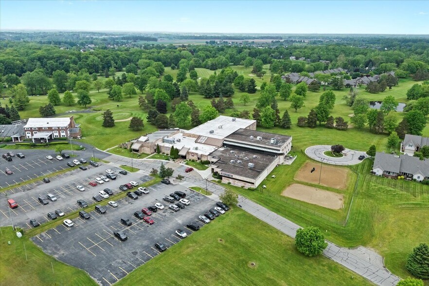 More Photos Of 2140 Fairway Dr, Davison Sports And Entertainment For Sale