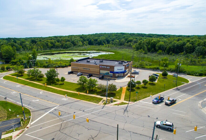 More Photos Of 10 S Ortonville Rd, Ortonville Freestanding For Lease