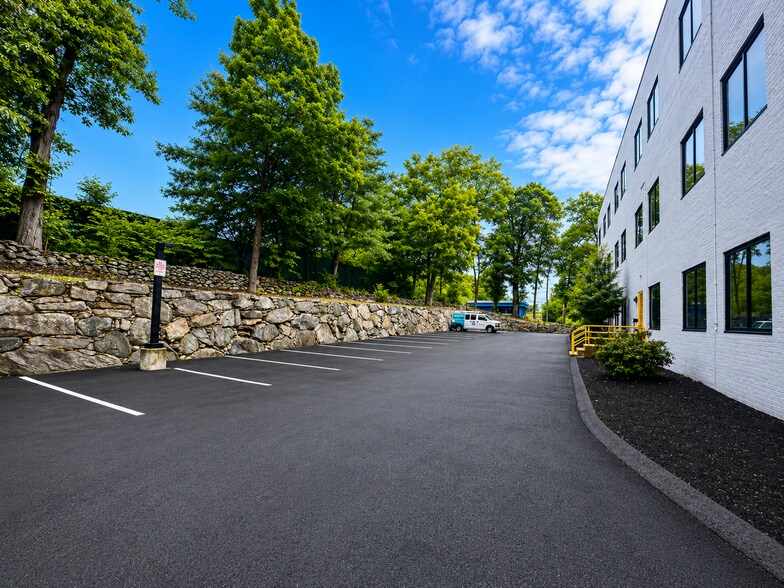 More Photos Of 250 Turnpike Rd, Southborough Loft Creative Space For Sale