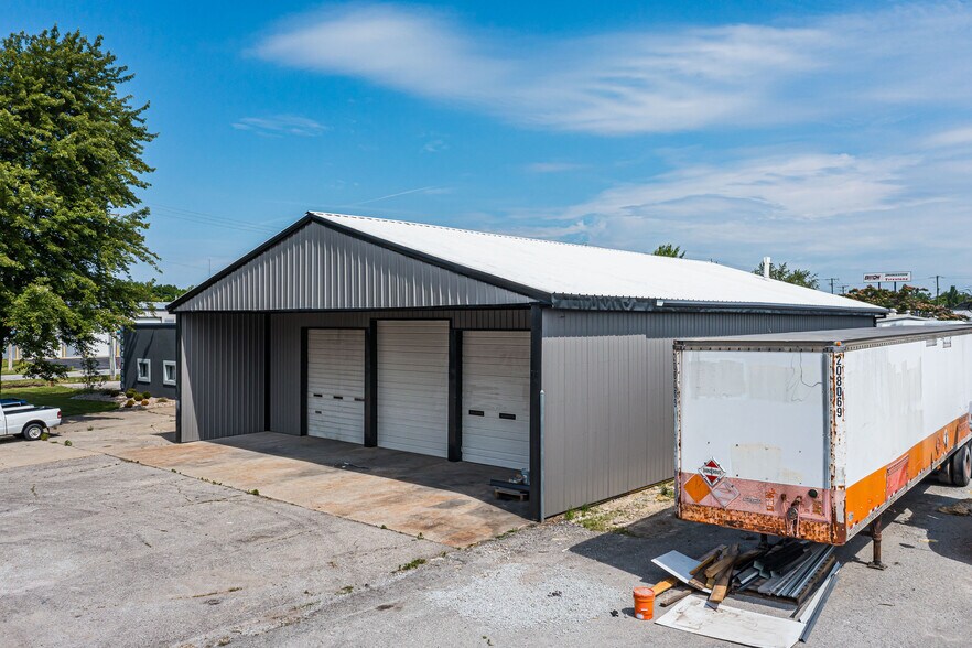 More Photos Of 1301 Fabricon Blvd, Jeffersonville Light Manufacturing For Lease