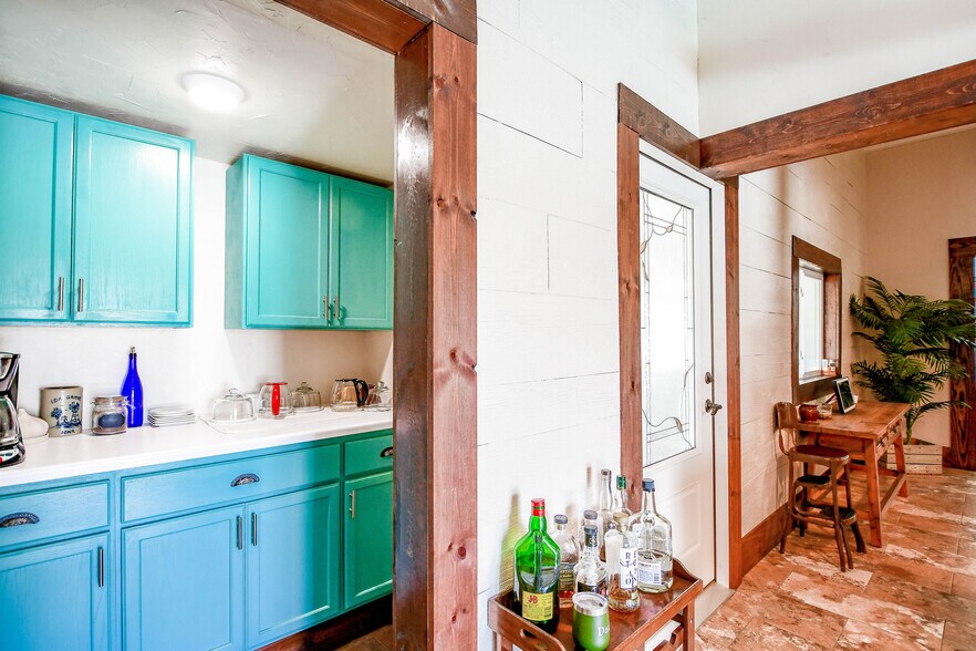 More Photos Of 512 N Travis St, Granbury Hospitality For Sale