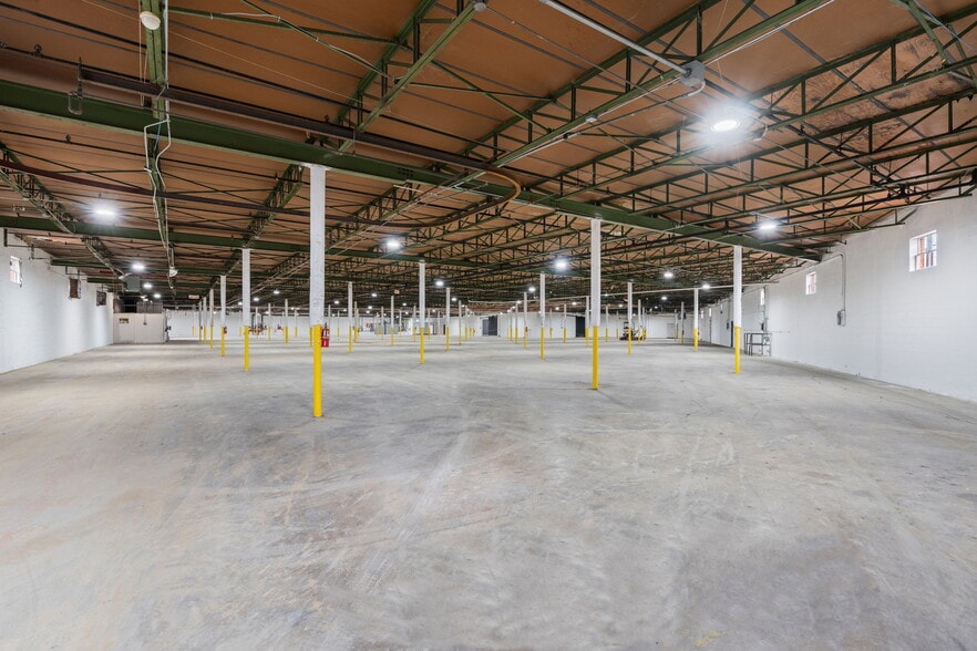 More Photos Of 8107 Chancellor Row, Dallas Warehouse For Lease