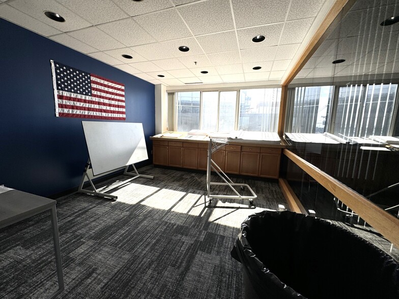 More Photos Of 4 Betty St, Everett Flex For Lease