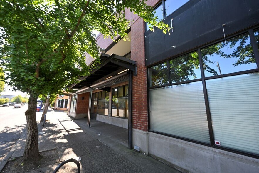 More Photos Of 1636 E Burnside St, Portland Office For Sale