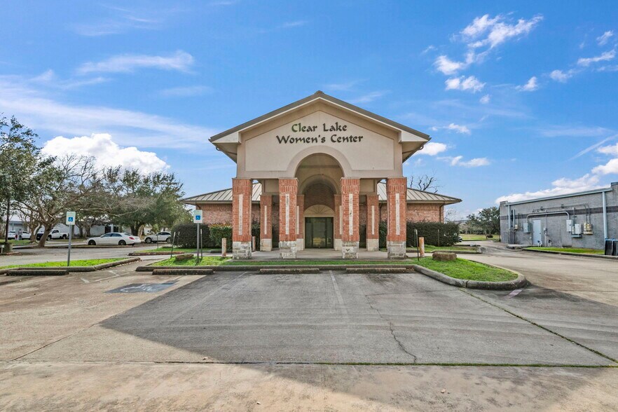 More Photos Of 26 Professional Park Dr, Webster Office For Sale