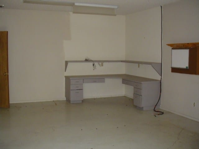 More Photos Of 750 Clarksville St, Paris Office For Sale