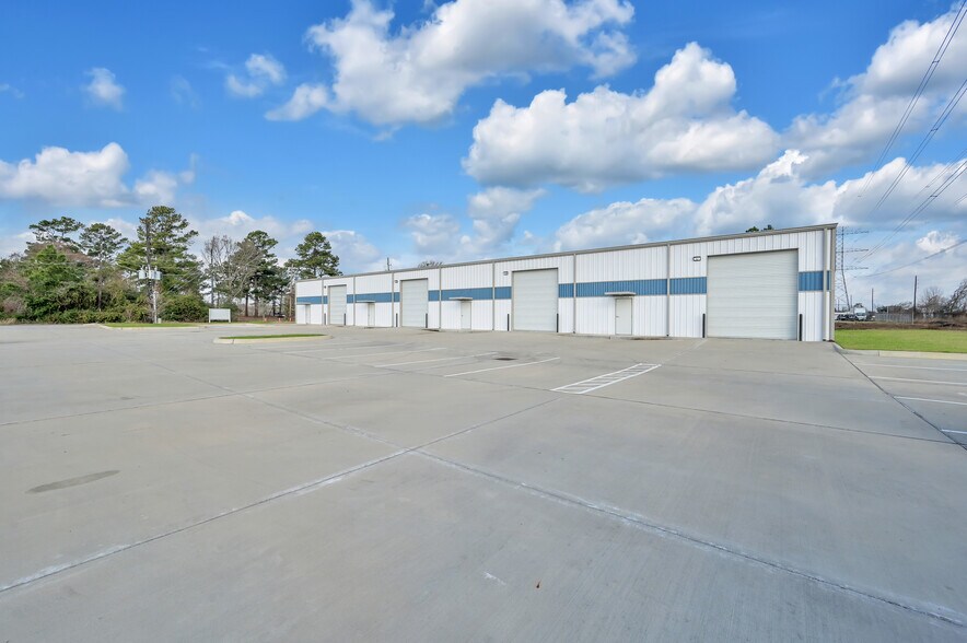 More Photos Of 535 S Persimmon St, Tomball Warehouse For Lease