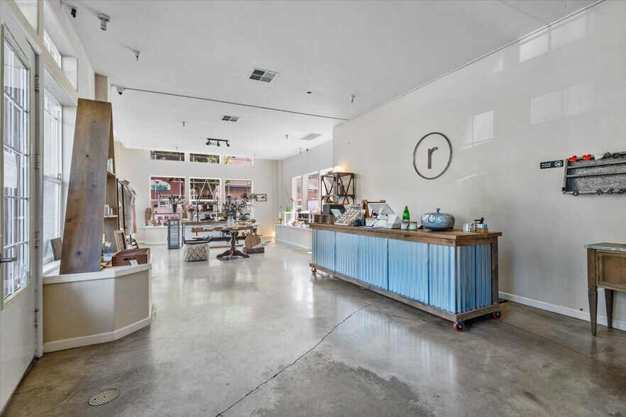 More Photos Of 1031-1053 McClelland Dr, Windsor General Retail For Lease