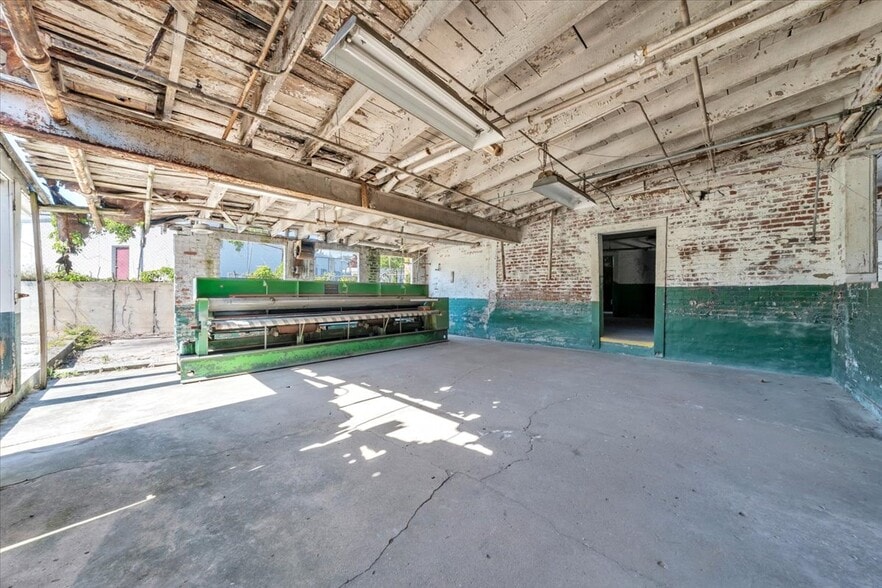 More Photos Of 231 S Colorado St, Salem Freestanding For Sale