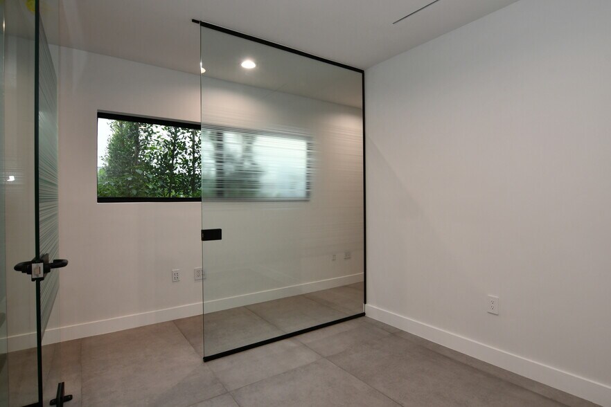 More Photos Of 1104 S Robertson Blvd, Los Angeles Office For Lease