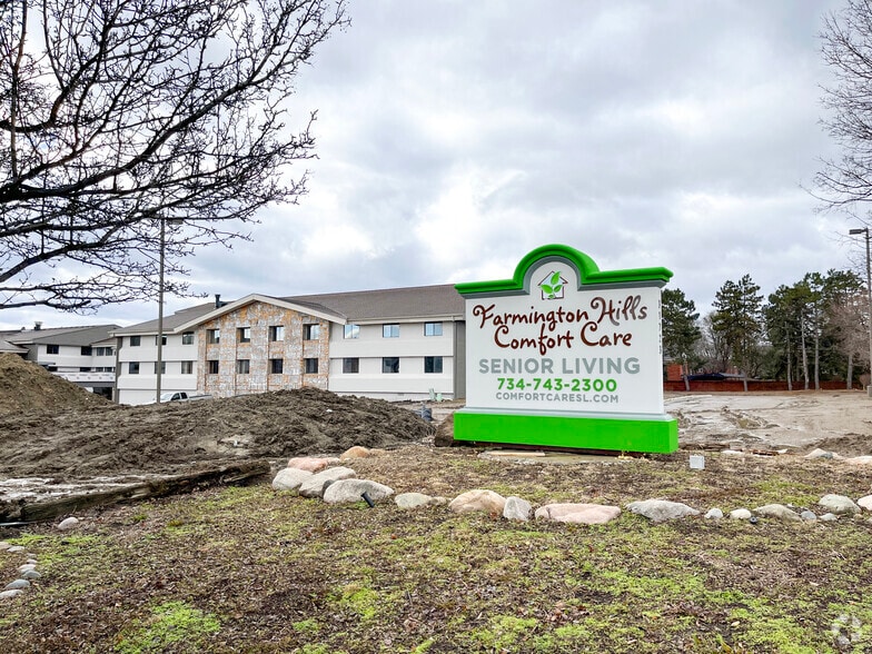 Primary Photo Of 31525 W 12 Mile Rd, Farmington Hills Hotel For Sale