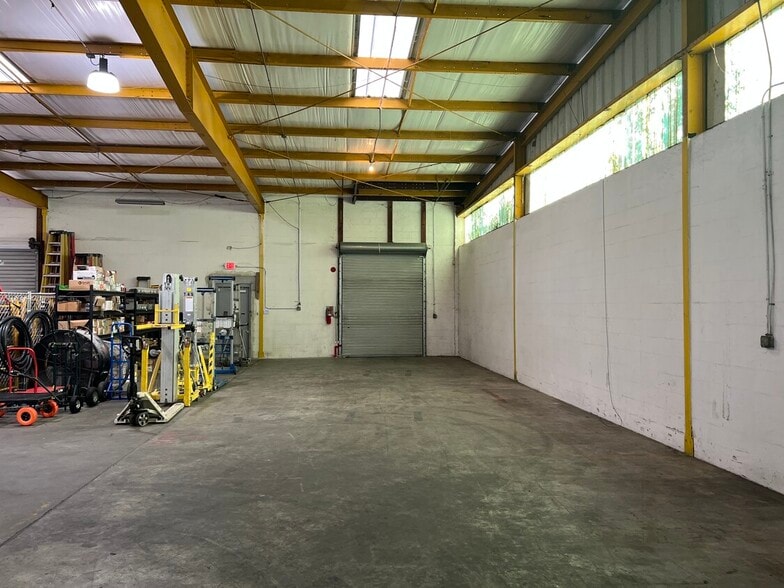 More Photos Of 6625 Anderson Rd, Tampa Warehouse For Lease