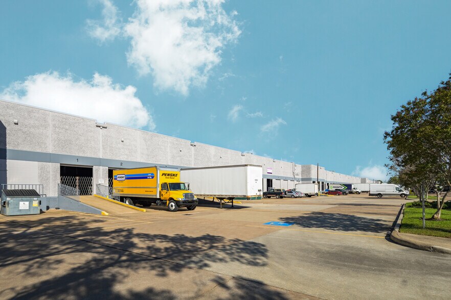 More Photos Of 4647 Pine Timbers St, Houston Warehouse For Lease