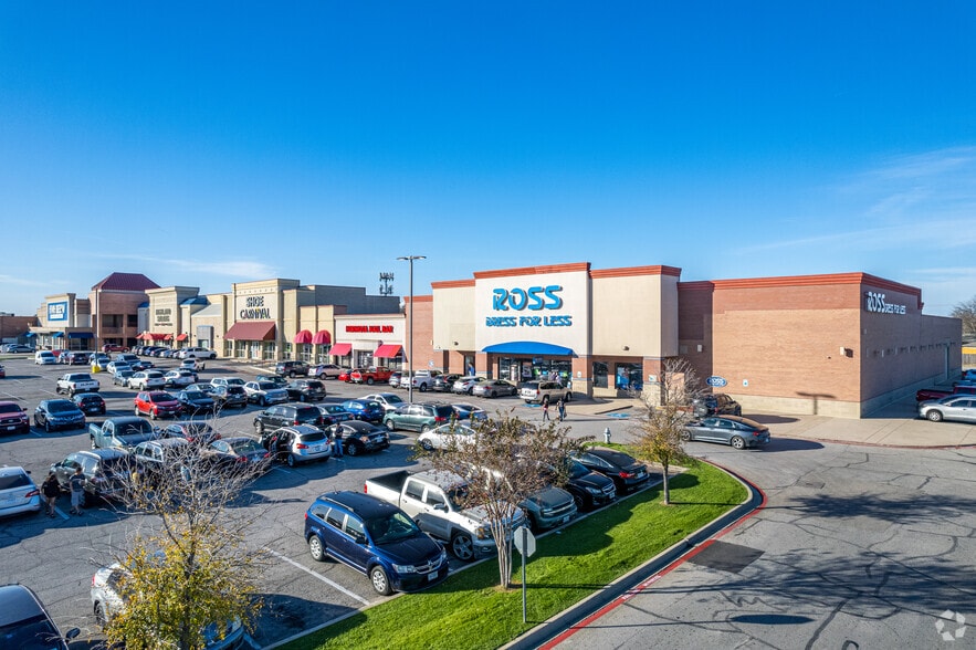 Primary Photo Of 3907-4025 W Airport Fwy, Irving Unknown For Lease