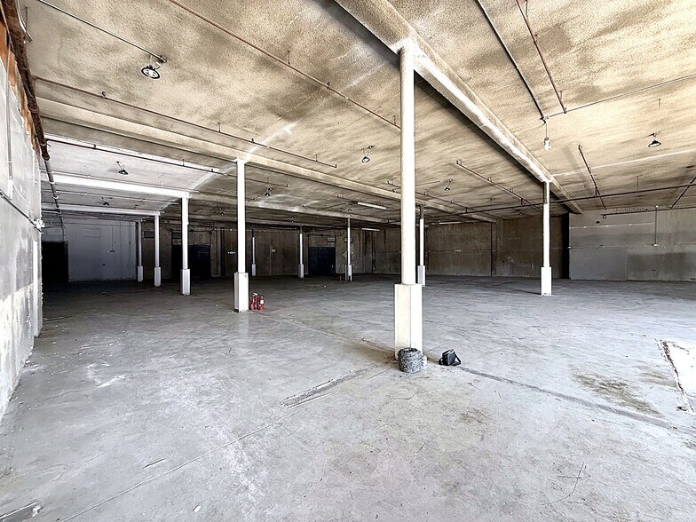 More Photos Of 2463 E 8th St, Los Angeles Manufacturing For Lease