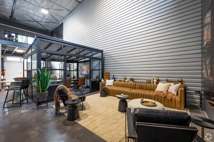 More Photos Of 15431 Fitzhugh Rd, Dripping Springs Showroom For Lease