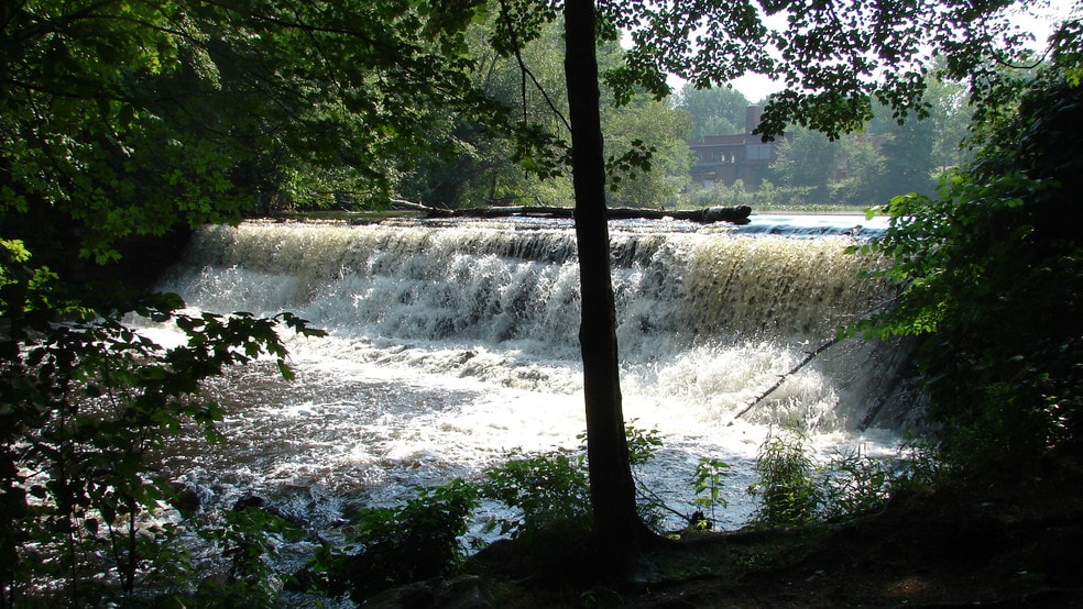 More Photos Of 559 Main St, Sturbridge Freestanding For Lease