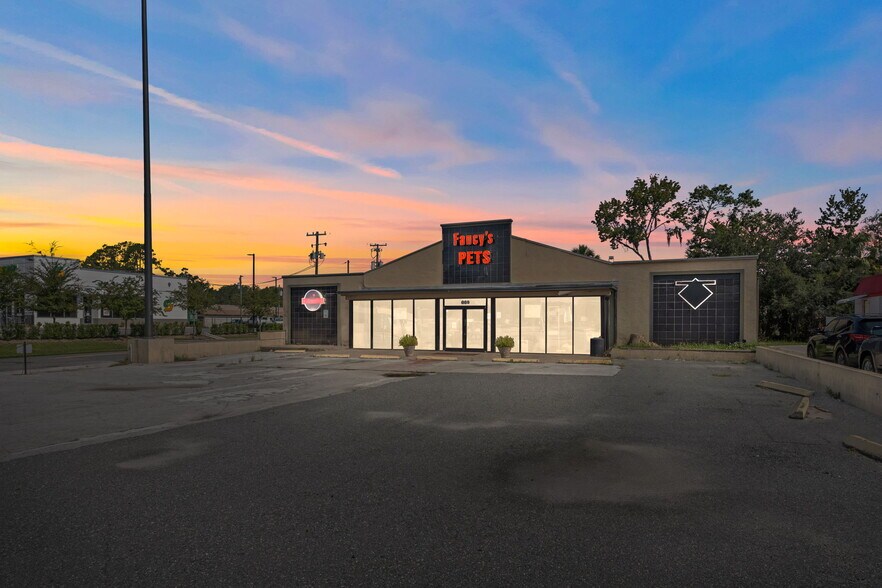 More Photos Of 669 NE Us Highway 19, Crystal River General Retail For Sale