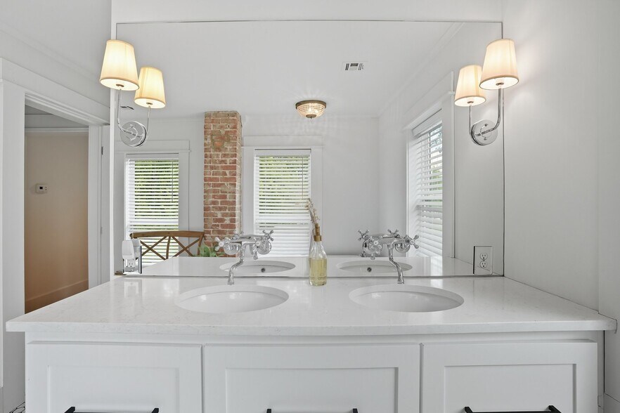 More Photos Of 924 S Main St, Broken Arrow Showroom For Sale