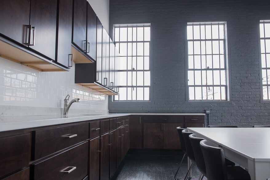 More Photos Of 2415 W 19th St, Chicago Warehouse For Lease