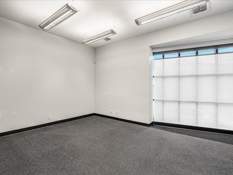 More Photos Of 2566 Bay Rd, Redwood City Service For Sale
