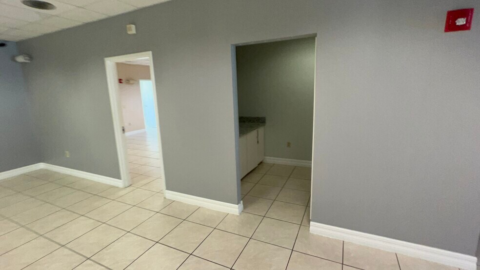 More Photos Of 4940 Bayline Dr, North Fort Myers Warehouse For Lease