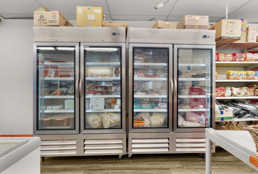 More Photos Of 676 Bloor St W, Toronto Storefront Retail Residential For Sale