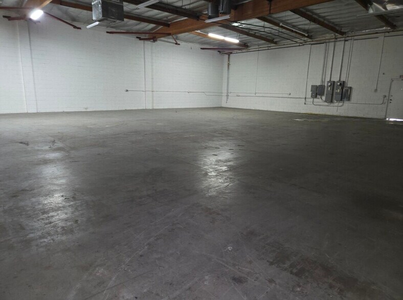 More Photos Of 8843 Shirley Ave, Northridge Warehouse For Lease