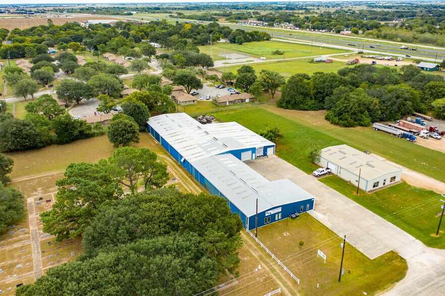 More Photos Of 601 S Meadow Ln, El Campo Warehouse For Lease