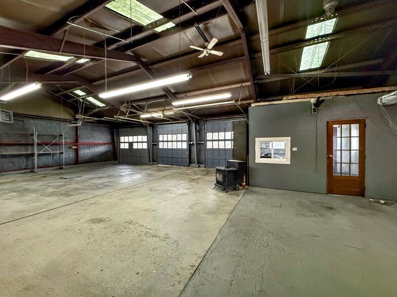 More Photos Of 435 Deerfield St, Greenfield Freestanding For Sale