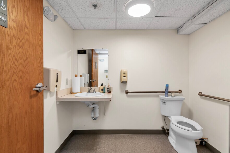 More Photos Of 630 Turnpike St, North Andover Office For Lease