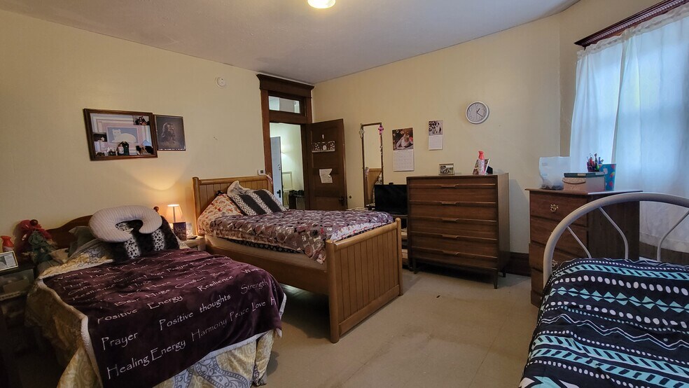 More Photos Of 522 Main St, Rockwood Specialty For Sale