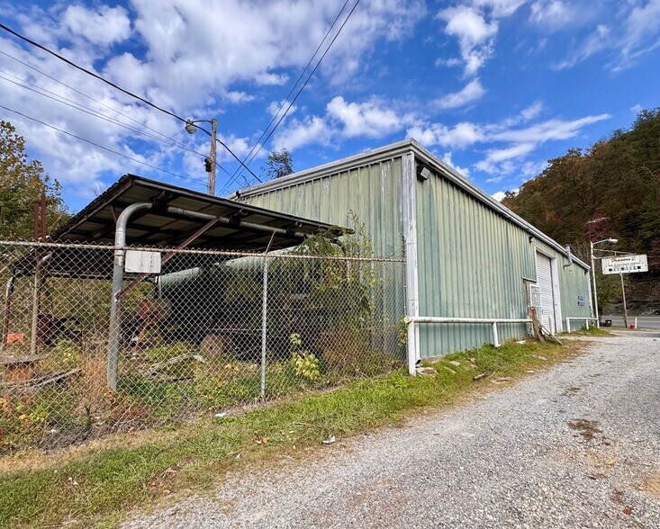 More Photos Of 10018 KY-1428, Martin Warehouse For Sale