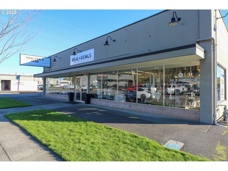 More Photos Of 790 N Bayshore Dr, Coos Bay Freestanding For Sale