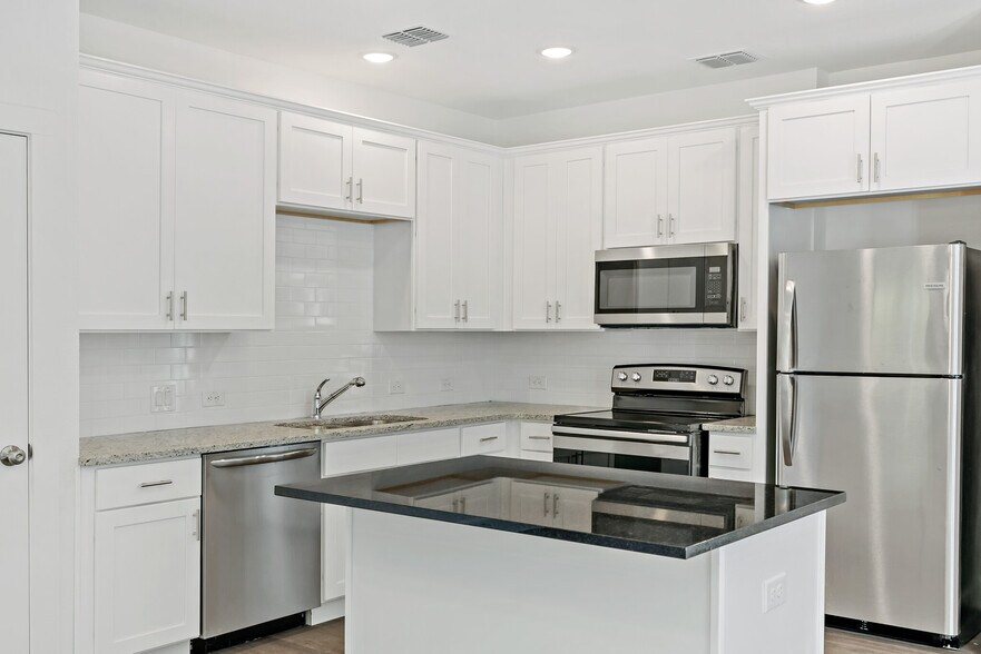 More Photos Of 400-414 E 7th St, Bonham Apartments For Sale