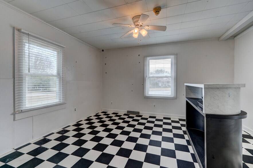 More Photos Of 1806 Vance St, Reidsville General Retail For Sale