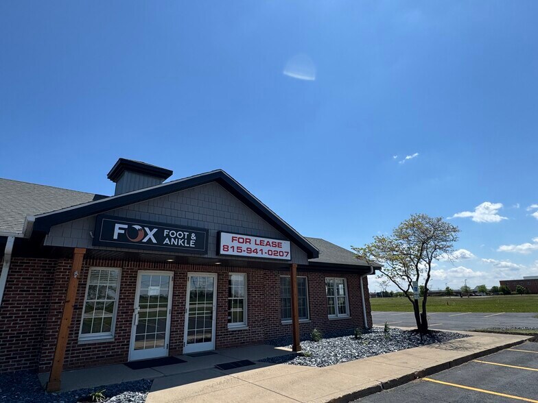 More Photos Of 27754 Blue Grass Dr, Minooka Office For Sale