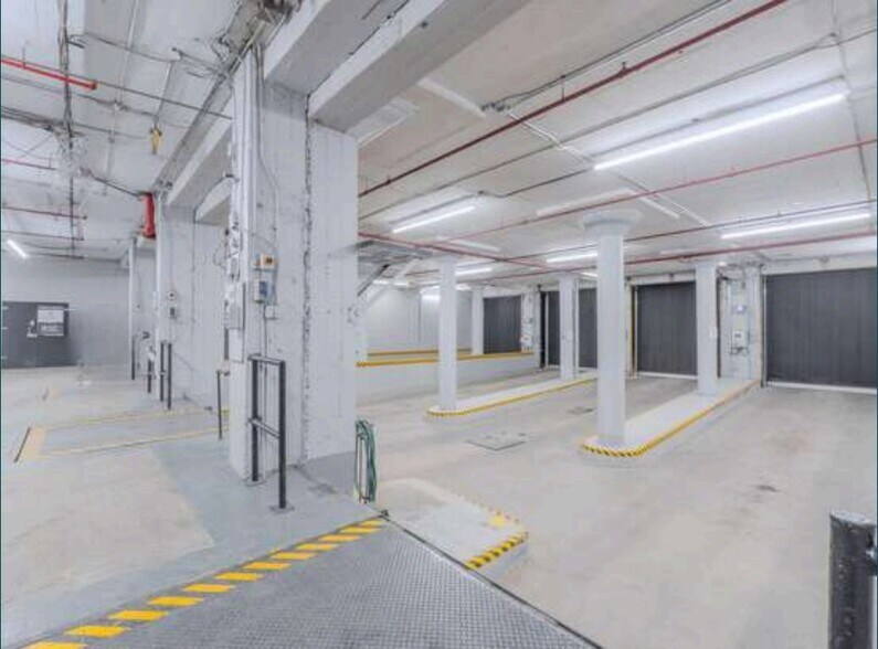 More Photos Of 6674 Av De L'esplanade, Montréal Industrial For Lease